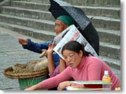 �ʂ�̓X�̐l�X