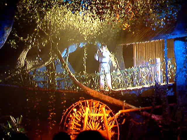 XXX�X�e�[�W�Ɍ������ĉEXX