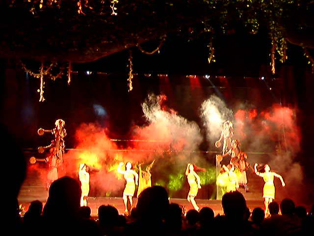 �O�ɂ͑����̐l����