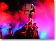 �j�����̏�ɏ�����Ă�w����������