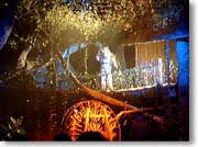 �X�e�[�W�Ɍ������ĉE