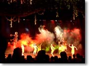 �O�ɂ͑����̐l����